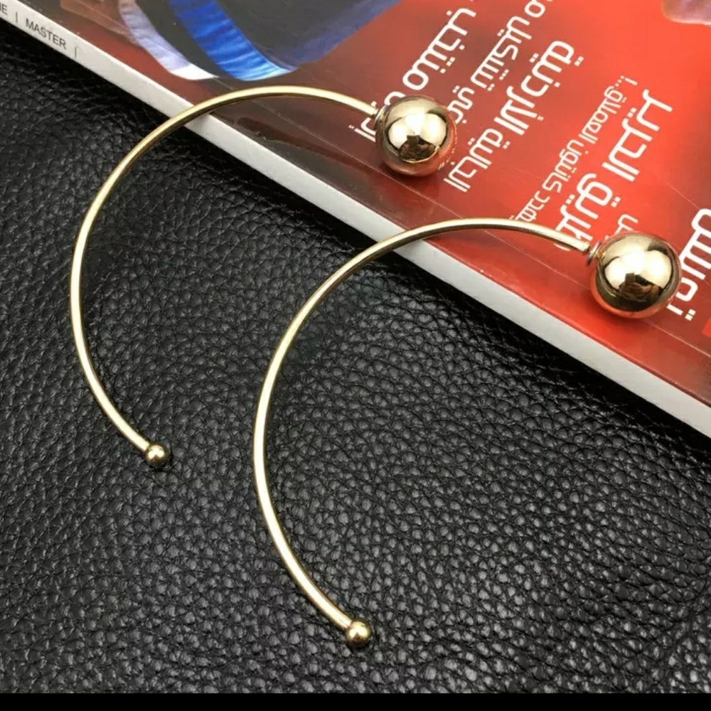 Women's earrings